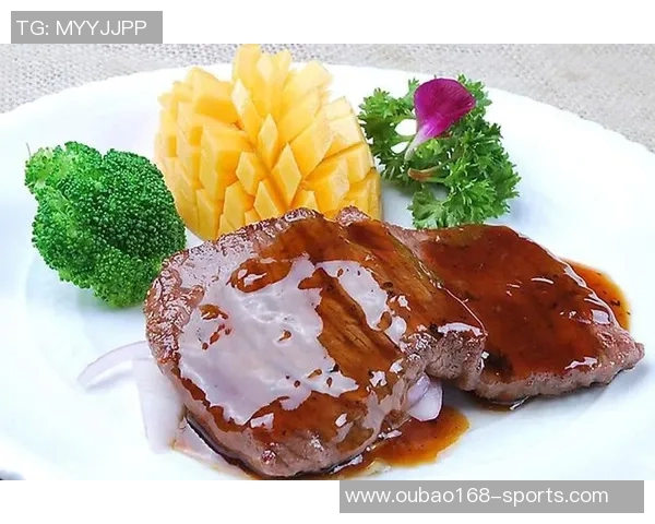 亚当斯如野兽般光脚漫步手持牛排展现原始魅力